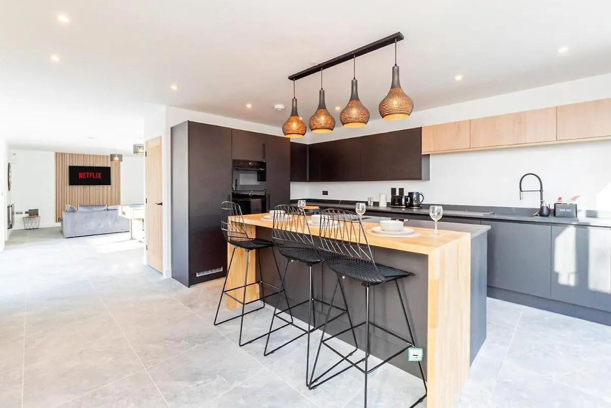 Dom wakacyjny Luxury Home With Parking Near Everything! Netflix, Pool, Gaming - Long Stay Savings - Perfect For Nhs, Contractors, Relocators Cardiff Wielka Brytania