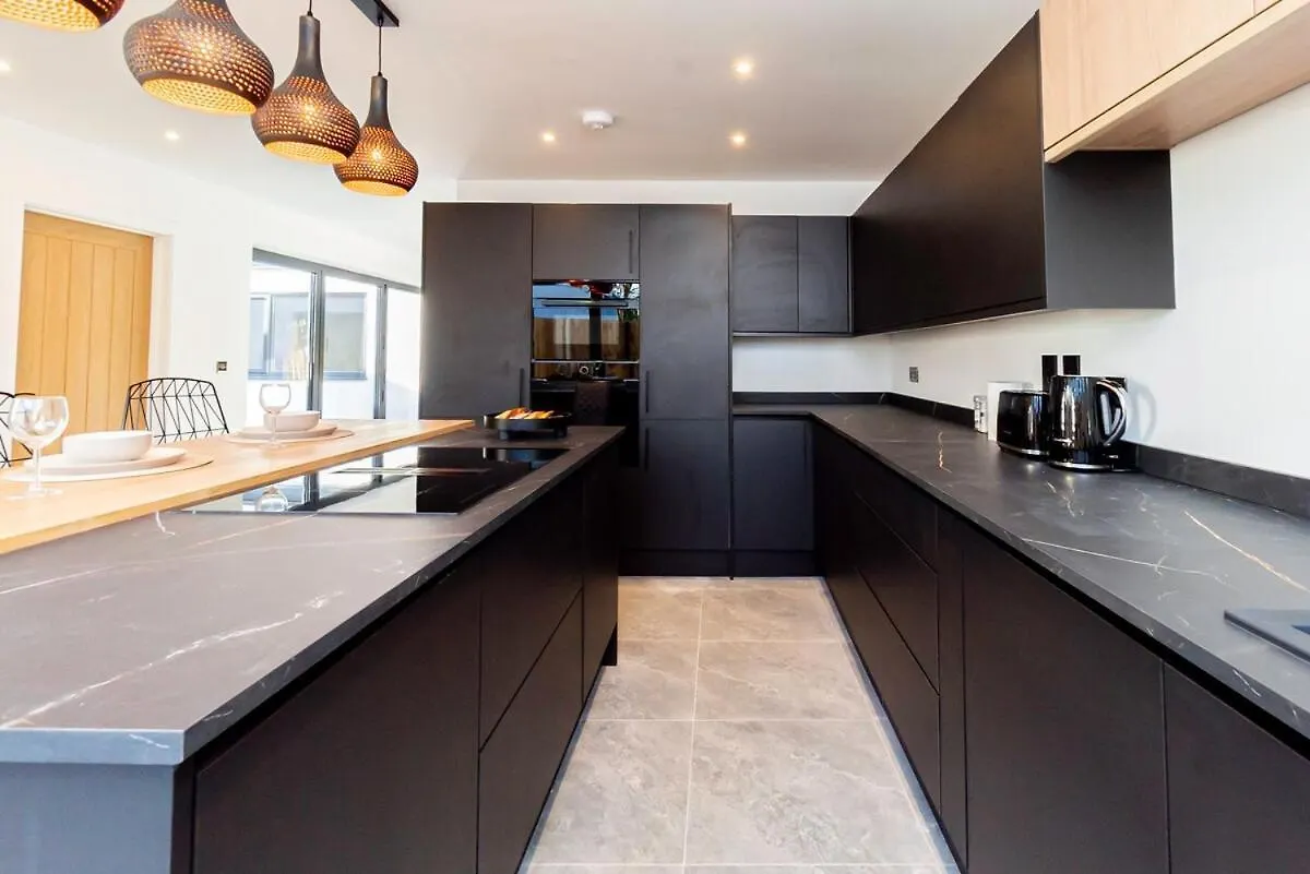 Luxury Home With Parking Near Everything! Netflix, Pool, Gaming - Long Stay Savings - Perfect For Nhs, Contractors, Relocators Cardiff
