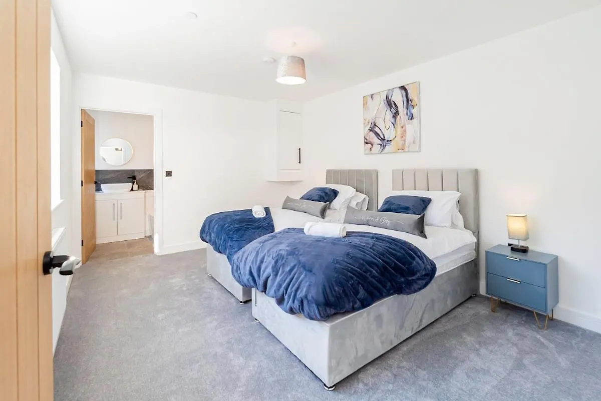 Dom wakacyjny Luxury Home With Parking Near Everything! Netflix, Pool, Gaming - Long Stay Savings - Perfect For Nhs, Contractors, Relocators Cardiff