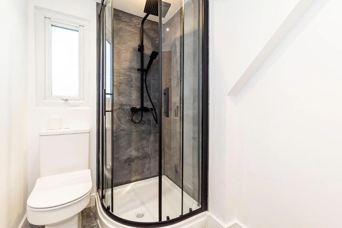 Luxury Home With Parking Near Everything! Netflix, Pool, Gaming - Long Stay Savings - Perfect For Nhs, Contractors, Relocators Cardiff 0*,