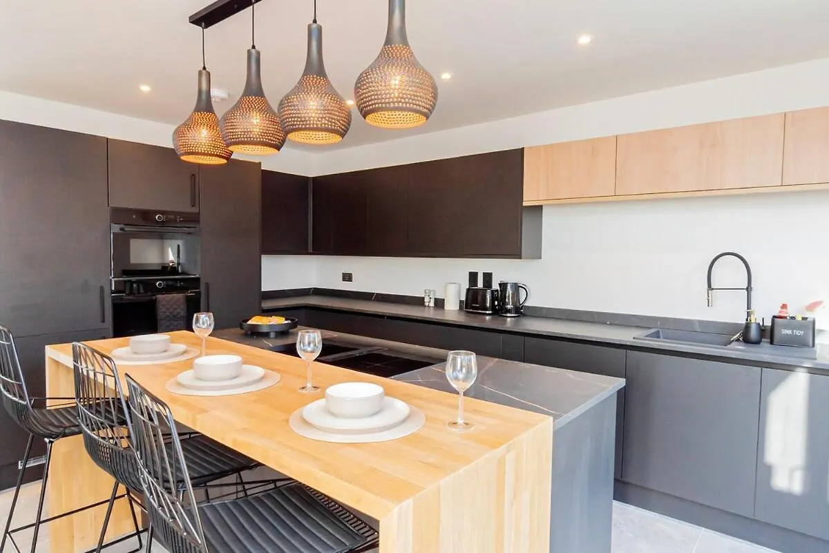 Luxury Home With Parking Near Everything! Netflix, Pool, Gaming - Long Stay Savings - Perfect For Nhs, Contractors, Relocators Cardiff