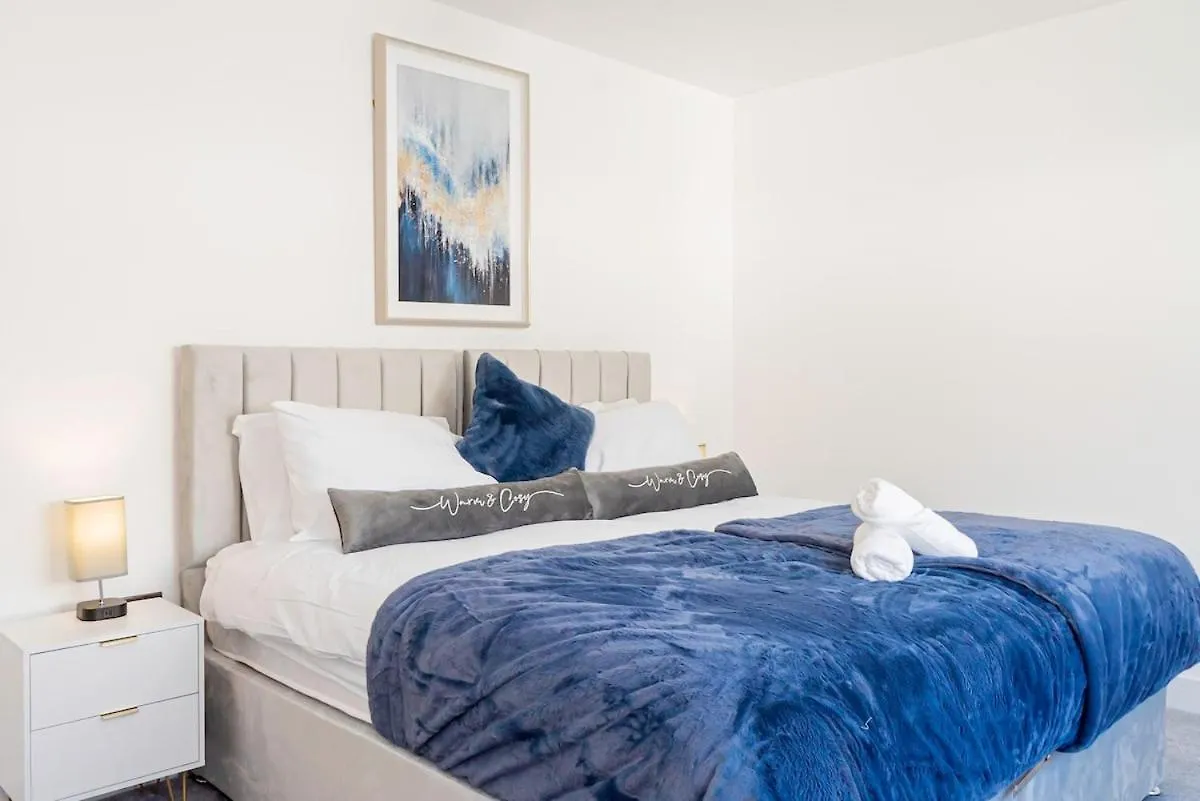Dom wakacyjny Luxury Home With Parking Near Everything! Netflix, Pool, Gaming - Long Stay Savings - Perfect For Nhs, Contractors, Relocators Cardiff
