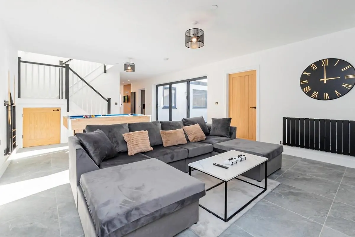Luxury Home With Parking Near Everything! Netflix, Pool, Gaming - Long Stay Savings - Perfect For Nhs, Contractors, Relocators Cardiff 0*,