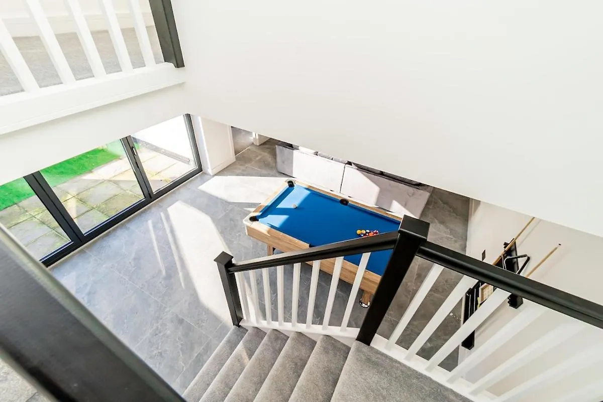 Luxury Home With Parking Near Everything! Netflix, Pool, Gaming - Long Stay Savings - Perfect For Nhs, Contractors, Relocators Cardiff Dom wakacyjny