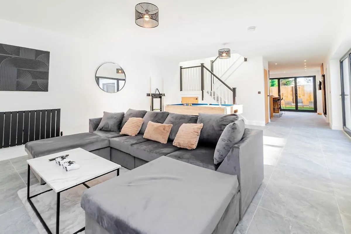 Luxury Home With Parking Near Everything! Netflix, Pool, Gaming - Long Stay Savings - Perfect For Nhs, Contractors, Relocators Cardiff